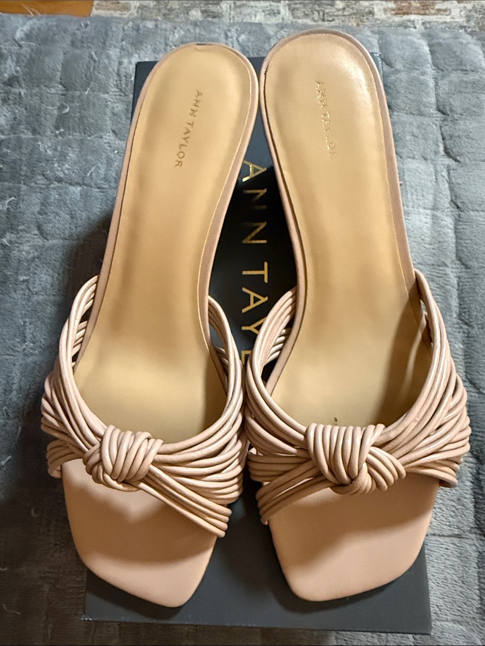 Ann Taylor Soft Blush Knotted Leather Low Wedge Slide Sandals Shoes EUC 9
